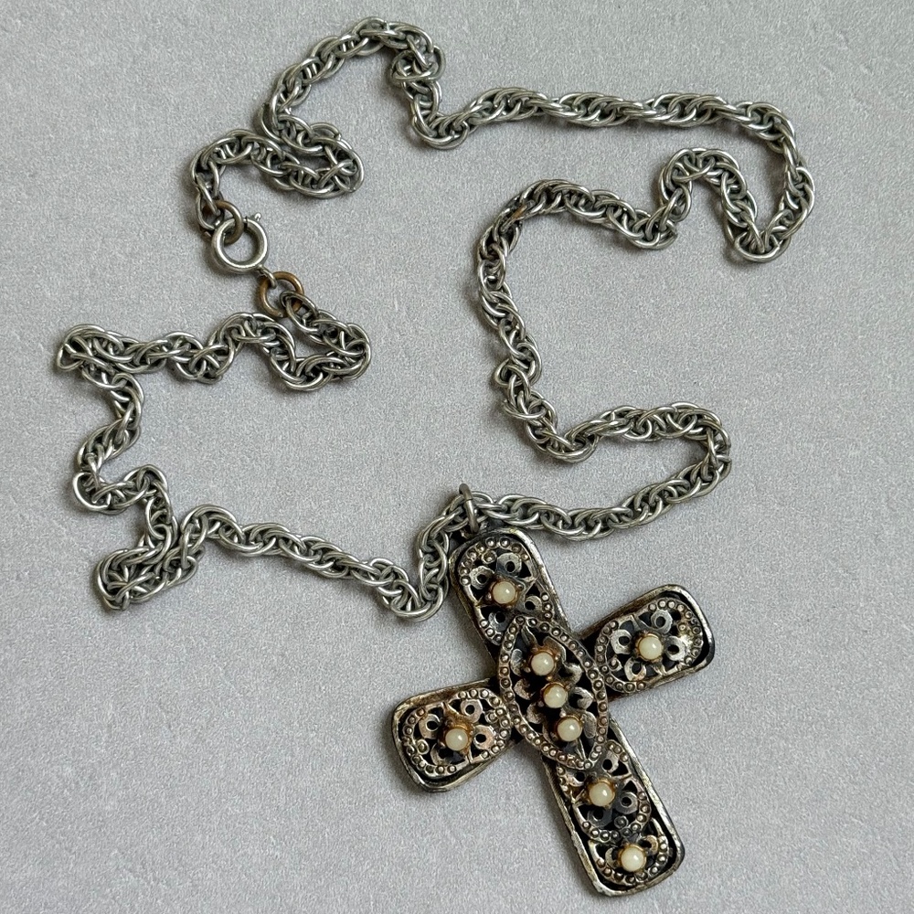 VINTAGE TORTOLANI Decorative Metal Cross Pronged Faux Cream Pearls Silver 24"